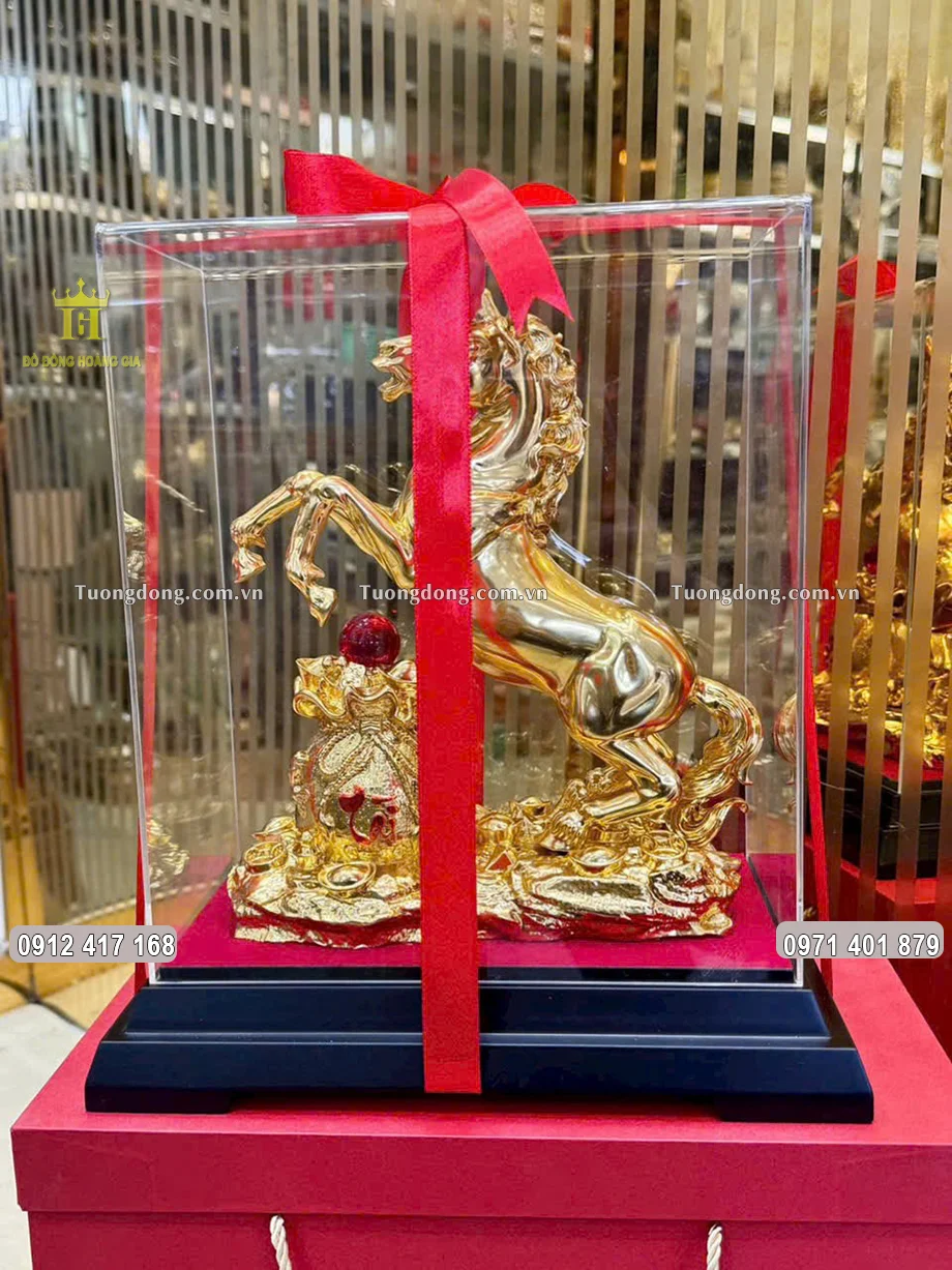 Tượng ngựa được đựng trong hộp kính sang trọng